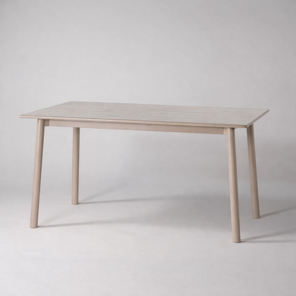 天然木オーク材を天板と脚部に使用しウレタン塗装でグレーに塗られたワントーンデザインのダイニングテーブル