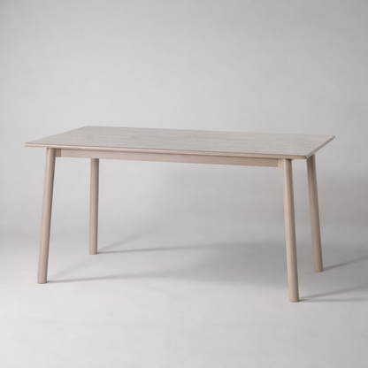 天然木オーク材を天板と脚部に使用しウレタン塗装でグレーに塗られたワントーンデザインのダイニングテーブル