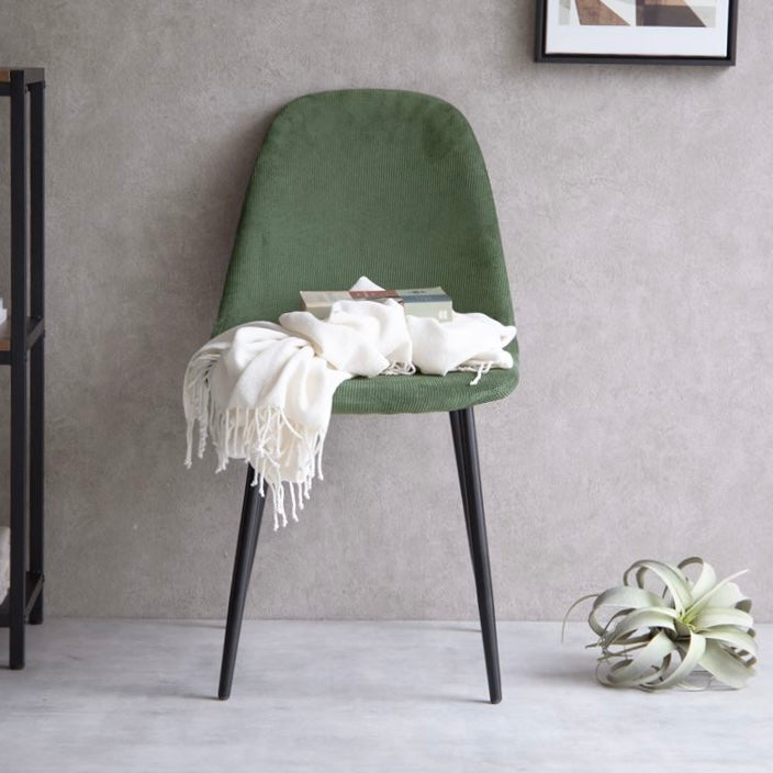 座面がコーデュロイ生地の椅子が壁沿いに置かれている