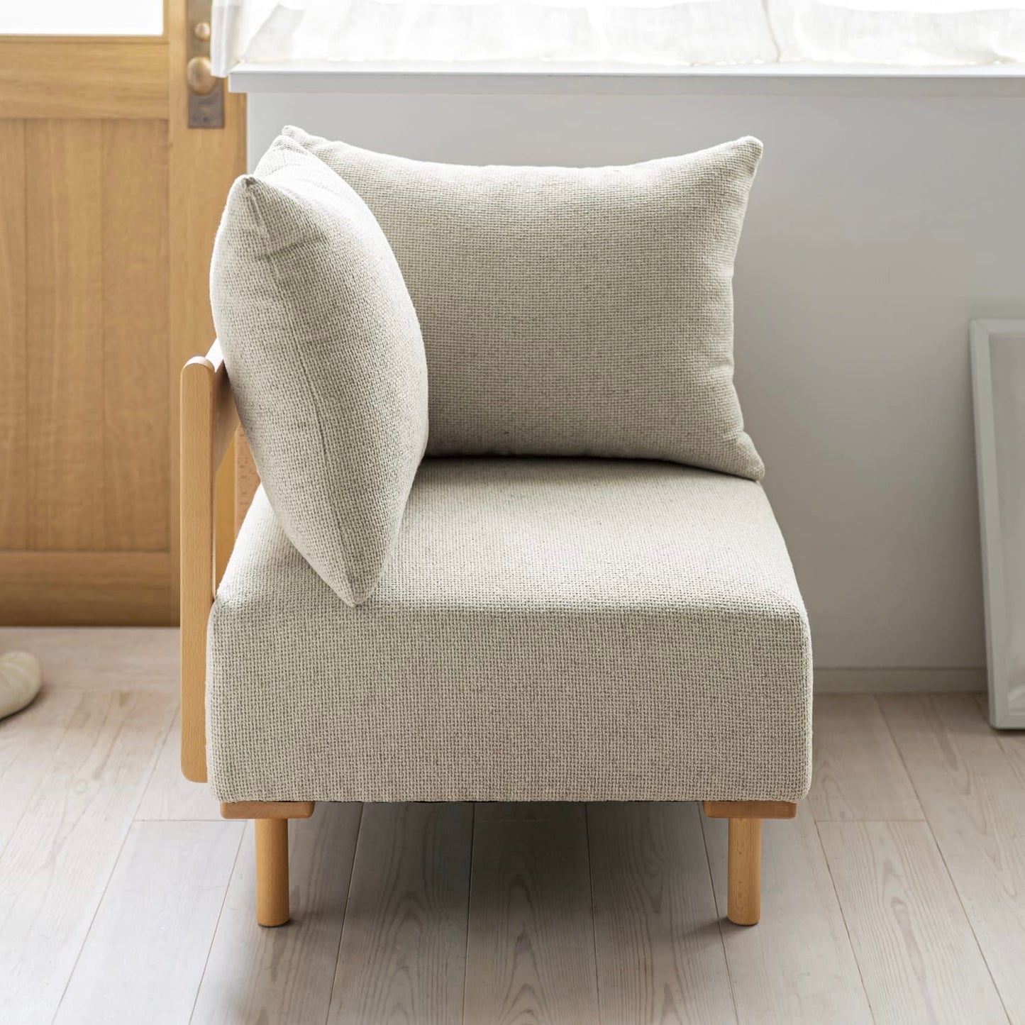 木製フレームのベージュのソファ