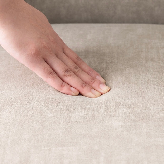 シルバー脚がお洒落なファブリック素材のチェアの座面部分