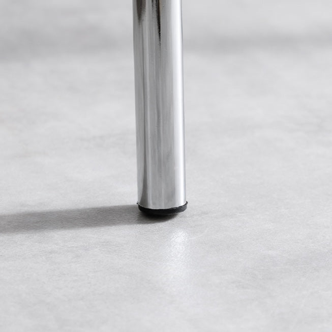 シルバー脚がお洒落なファブリック素材のチェアの脚部分