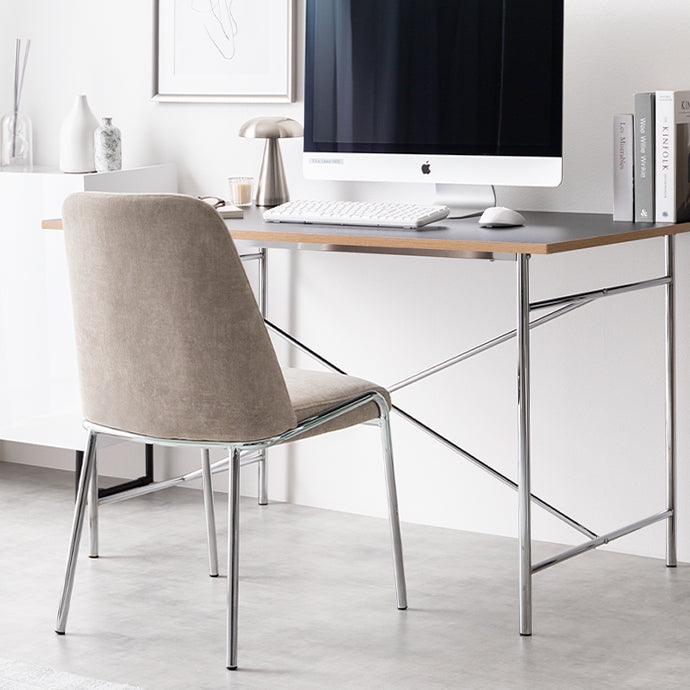 デスクチェアとして置かれたシルバー脚がお洒落なファブリック素材のチェア