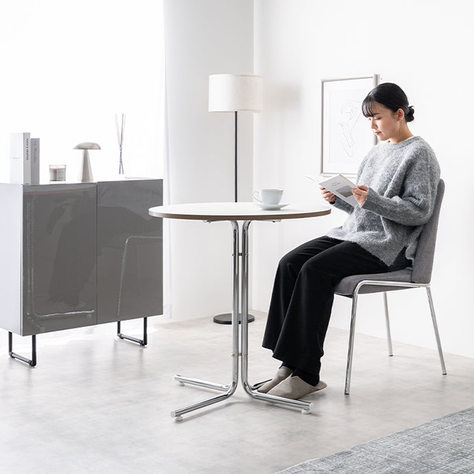 ダイニングに置かれたシルバー脚がお洒落なファブリック素材のチェア