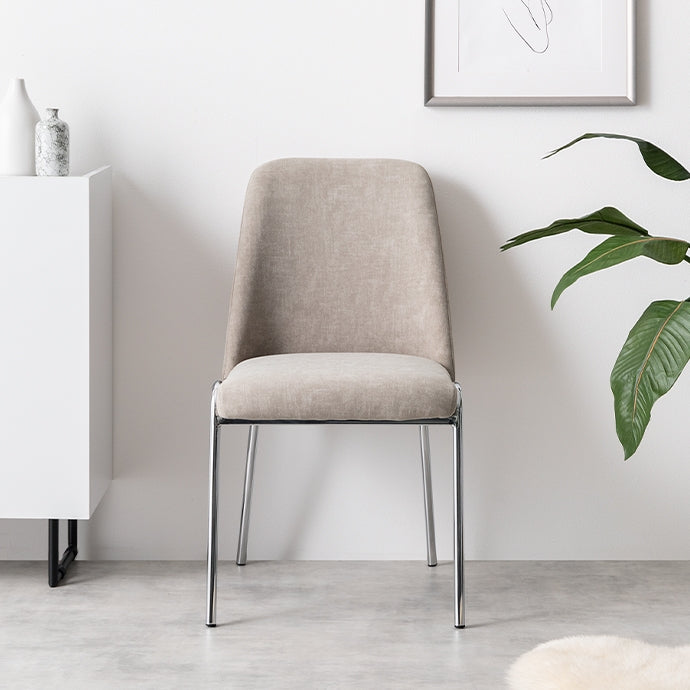 壁際に置かれたシルバー脚がお洒落なファブリック素材のチェア