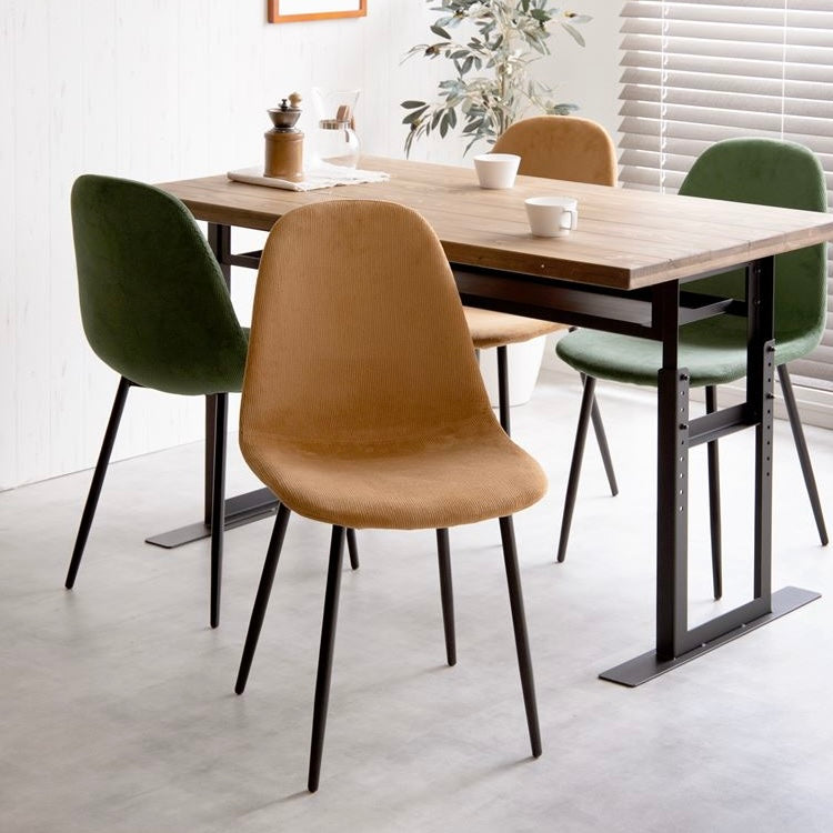 座面がコーデュロイ生地の椅子がダイニングに置かれている