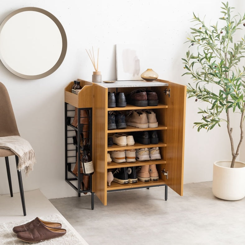 ブラウンのラック付きキャビネットの中に靴を収納して玄関に置いている様子