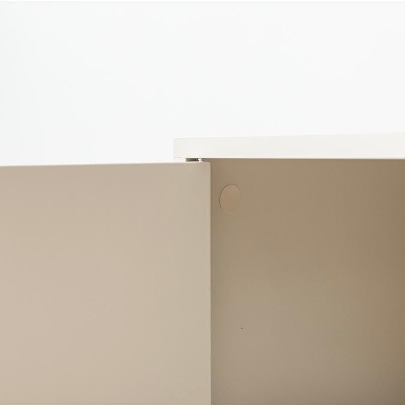 キャスターがついたホワイトのチェスト