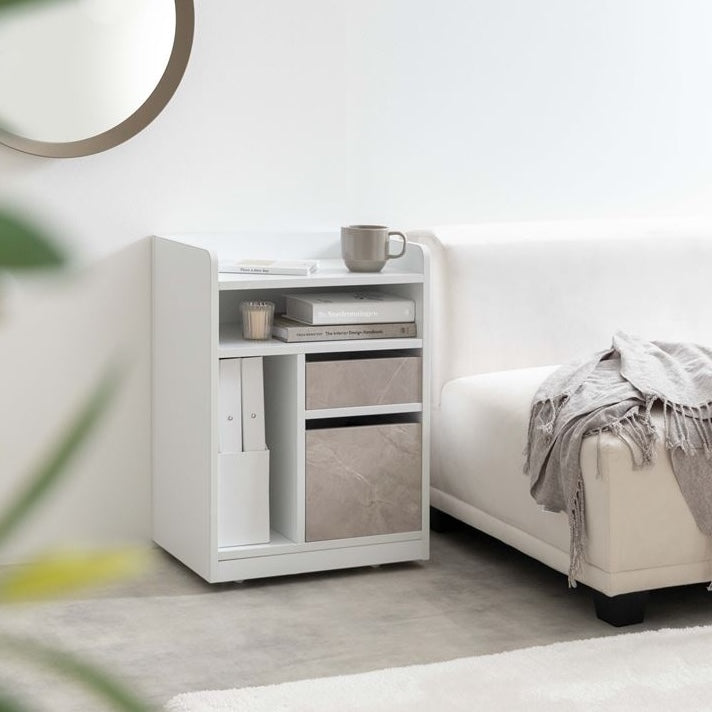 4つの収納スペースが付いたサイドテーブルにもなる収納ワゴンがソファサイドに置いてある