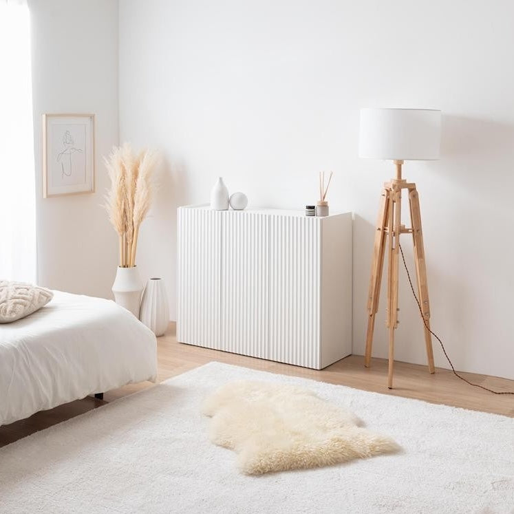 波型扉のホワイトのキャビネット