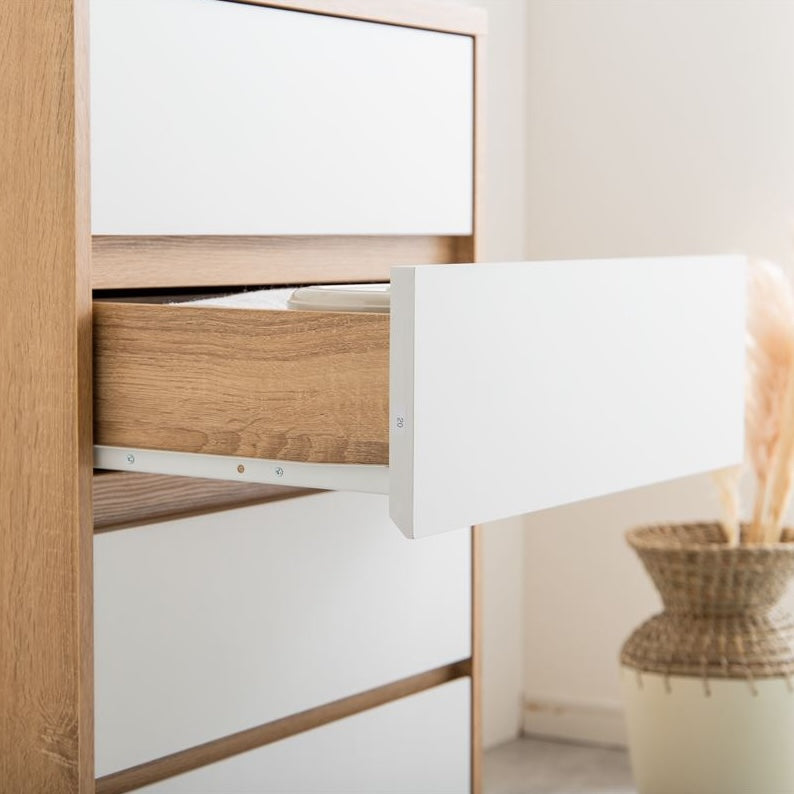 白の引き出しが4段のチェストの引き出しを横から写した写真