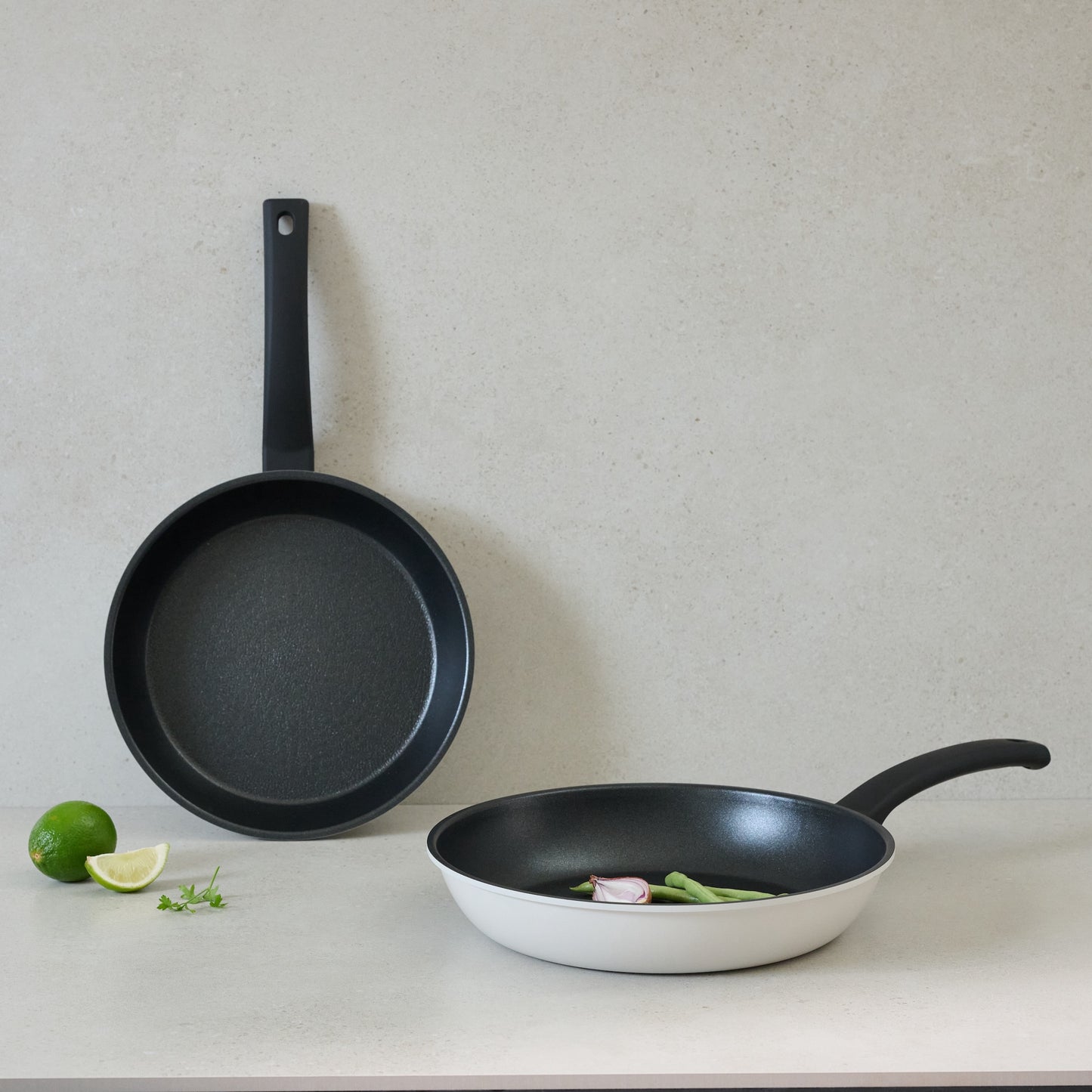 白と黒のモノクロカラーのお洒落なフライパン