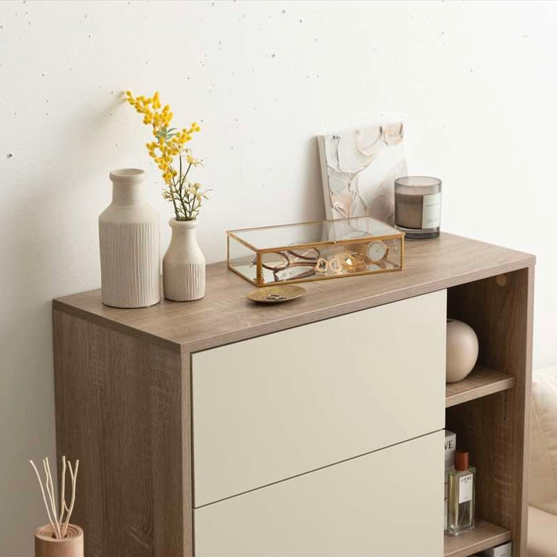 リビングに置かれた引き出し付きのキャビネット