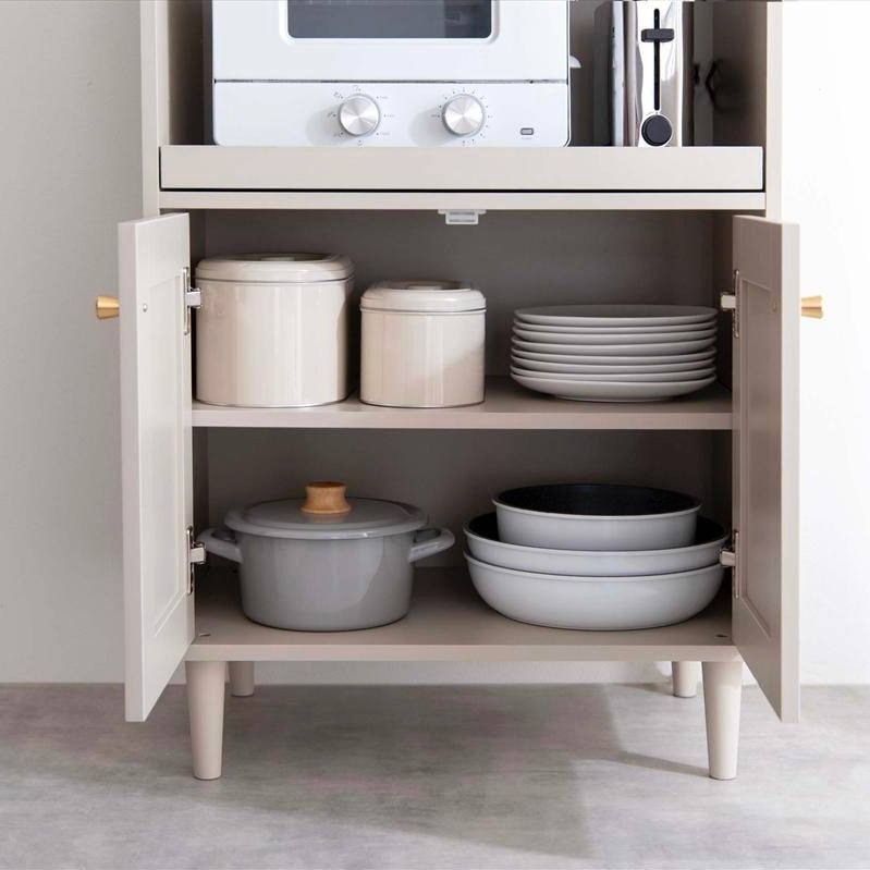 グレージュカラーのレンジ台の中に食器が収納されている