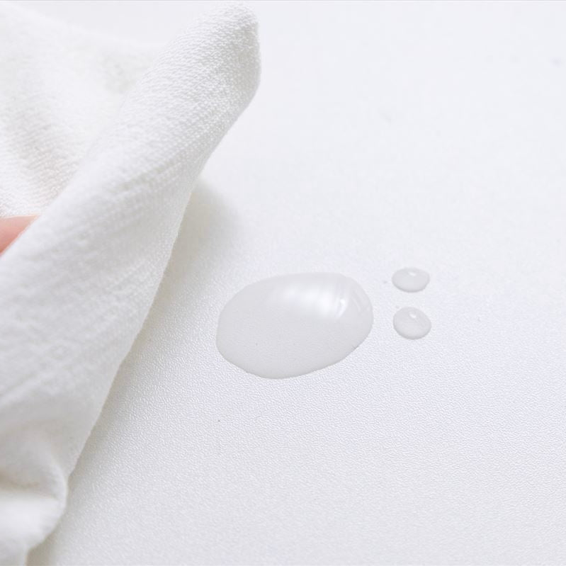 ホワイトカラーのすのこタイプのステージベッドに水滴が滴っている