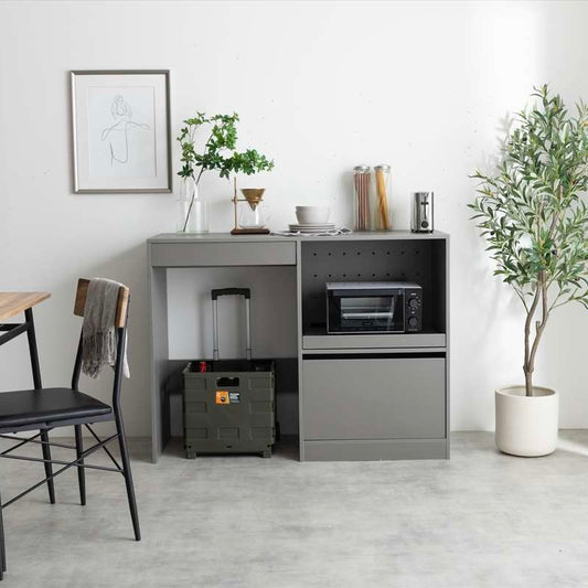 ゴミ箱上を活用できるタイプのキッチンラックに家電や食器が収納されている