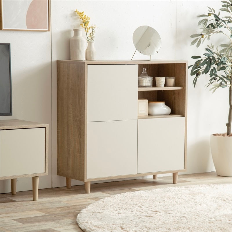 リビングに置かれたキャビネットにインテリアが飾られている