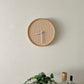 ナチュラルウッドのラタン風掛け時計