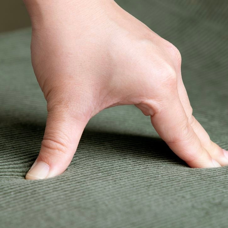 座面がコーデュロイ生地の椅子の生地感がわかる画像