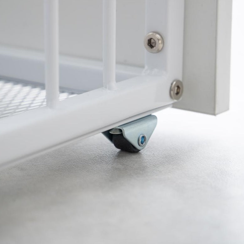 シンプルな白のベッドフレームの引き出しの下にはキャスターが付いていて、出し入れもスムーズ