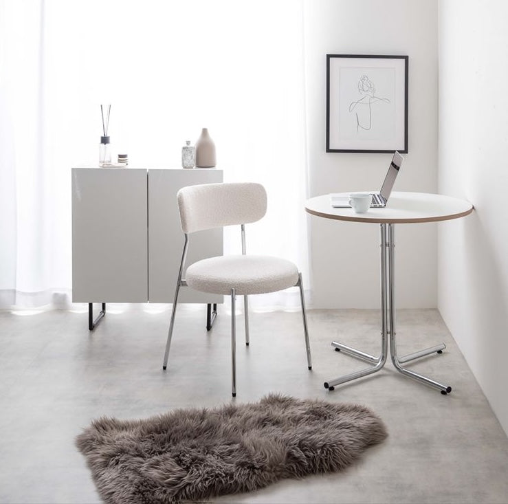 ホワイトのもこもこな素材のダイニングチェアを部屋に置いている様子