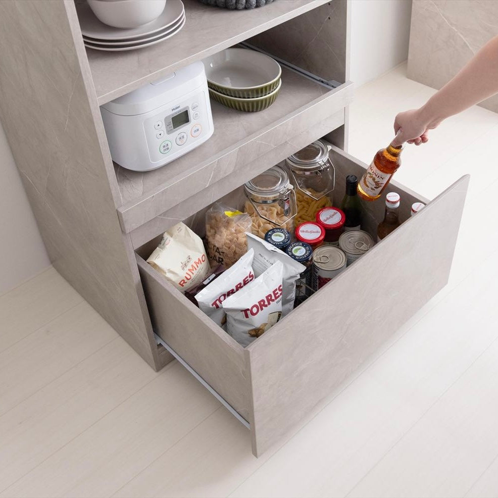 コンパクトなサイズ感のシンプルなキッチンラックの引き出しの中