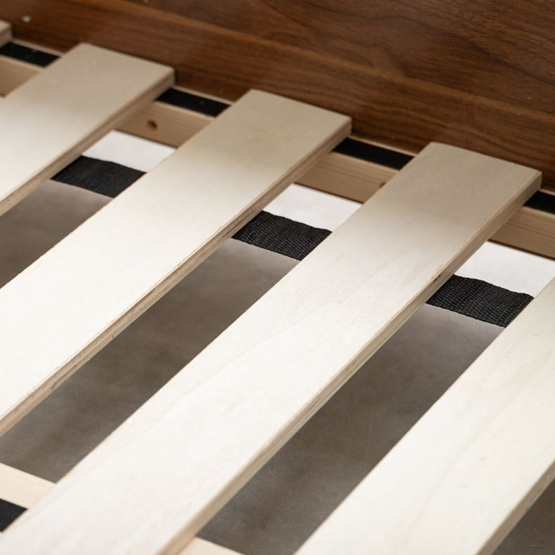 マットレスがズレにくい「ドロップマット構造」のブラウンのローベッドフレームのすのこ部分のアップ