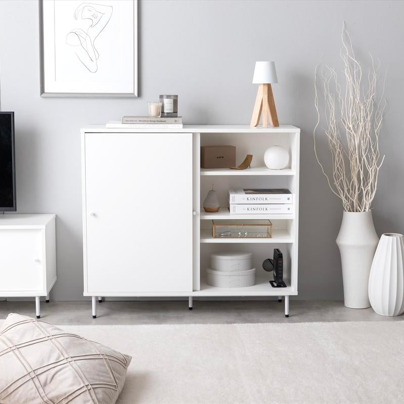 扉がスライド式の棚が開かれていて中に本や雑貨が収納されている様子