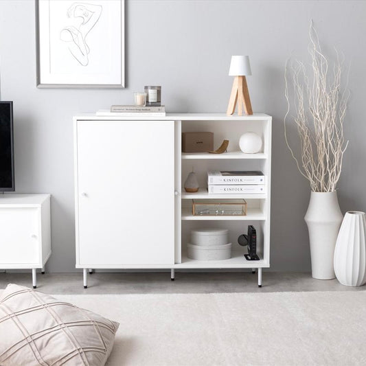 扉がスライド式の棚が開かれていて中に本や雑貨が収納されている様子