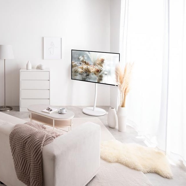 ホワイトのキャスター付きテレビスタンドを部屋の隅に置いている様子