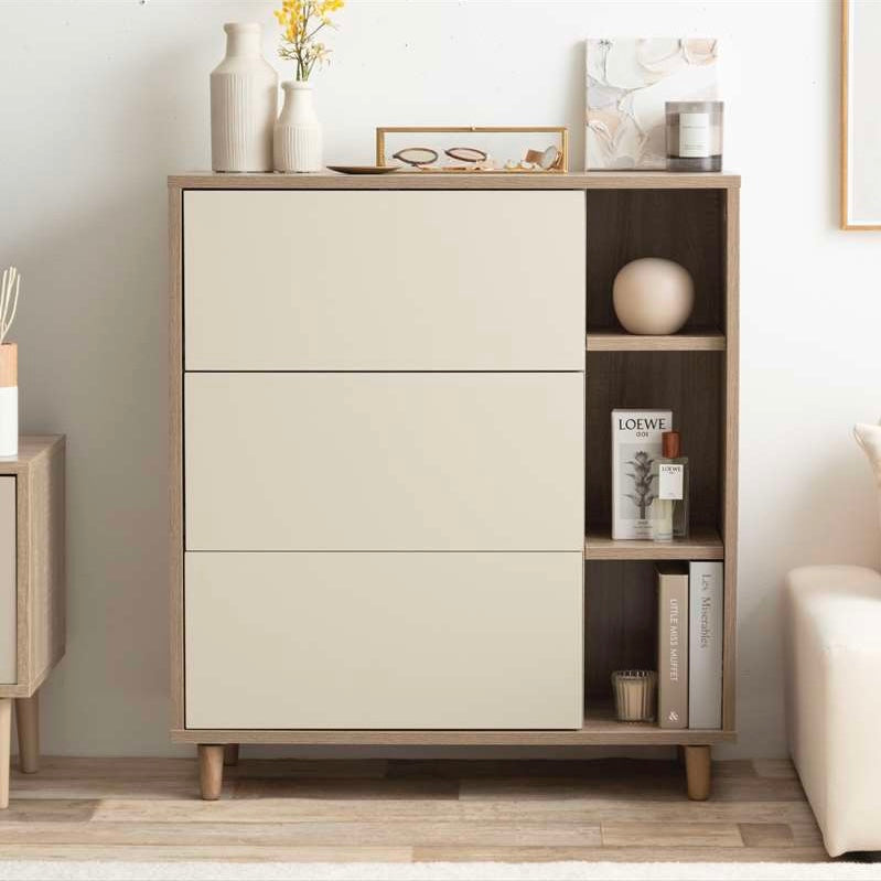 リビングに置かれた引き出し付きのキャビネット