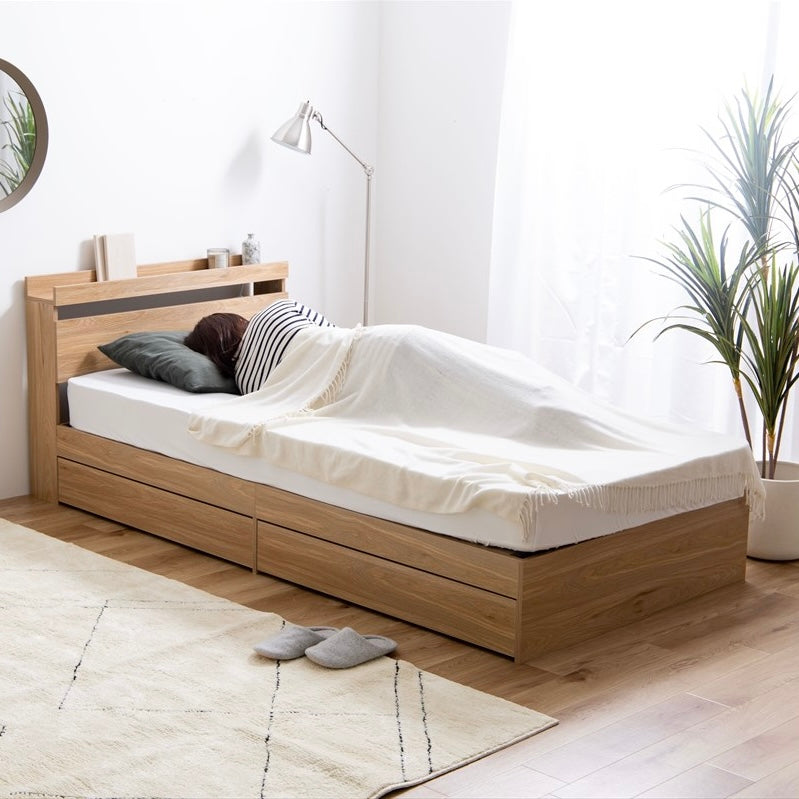 収納付きベッドフレームに人が寝ている