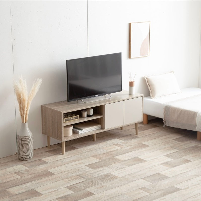 リビングに置かれているバイカラーのテレビボード