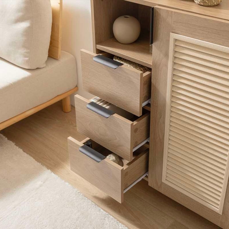 ルーバー扉とひき引き出し収納がついたキャビネットの引き出し部分