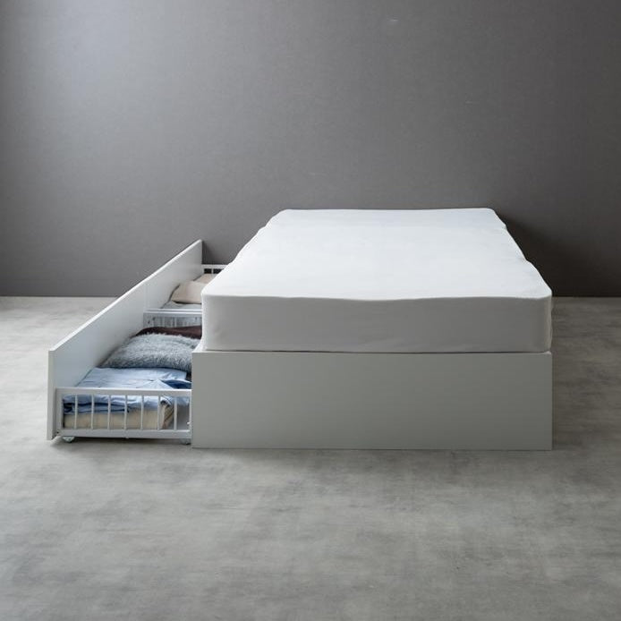 シンプルな白のベッドフレームに2杯の引き出しを向かって左側に設置した様子