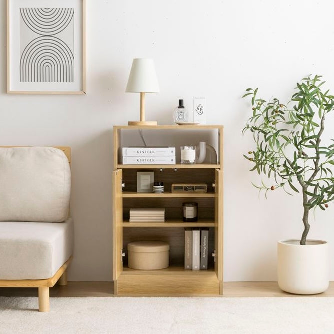 ナチュラルウッドの扉付きの収納とオープン棚が組み合わさったキャビネットを部屋の中でソファの横に置いていて、扉が開いている様子