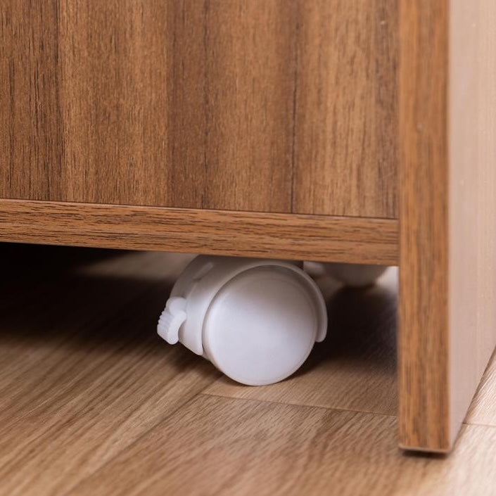 ゴミ箱とキッチンボードが一体となった収納家具のゴミ箱のそこに付いているキャスターのアップ