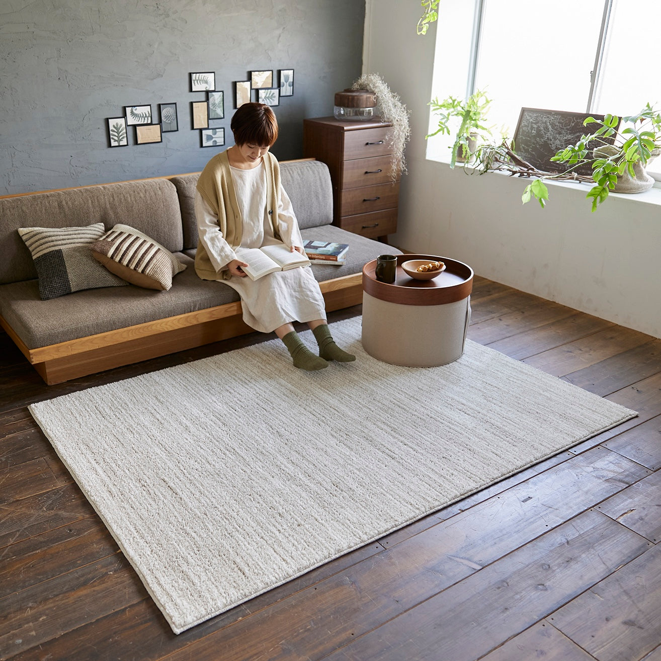 アイボリーのナチュラルラグを部屋に敷いている様子