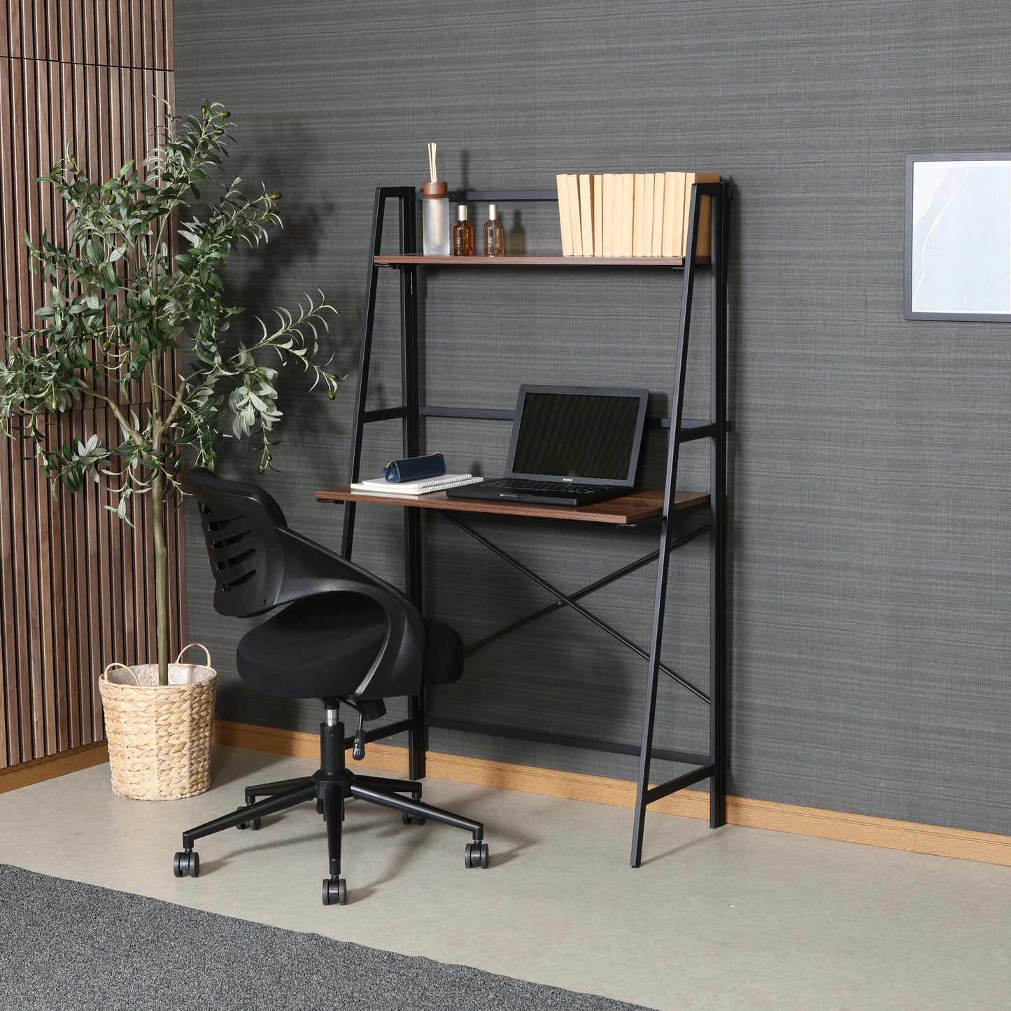 収納棚が付いた折りたたみ式のデスクにパソコンや本が置かれている様子