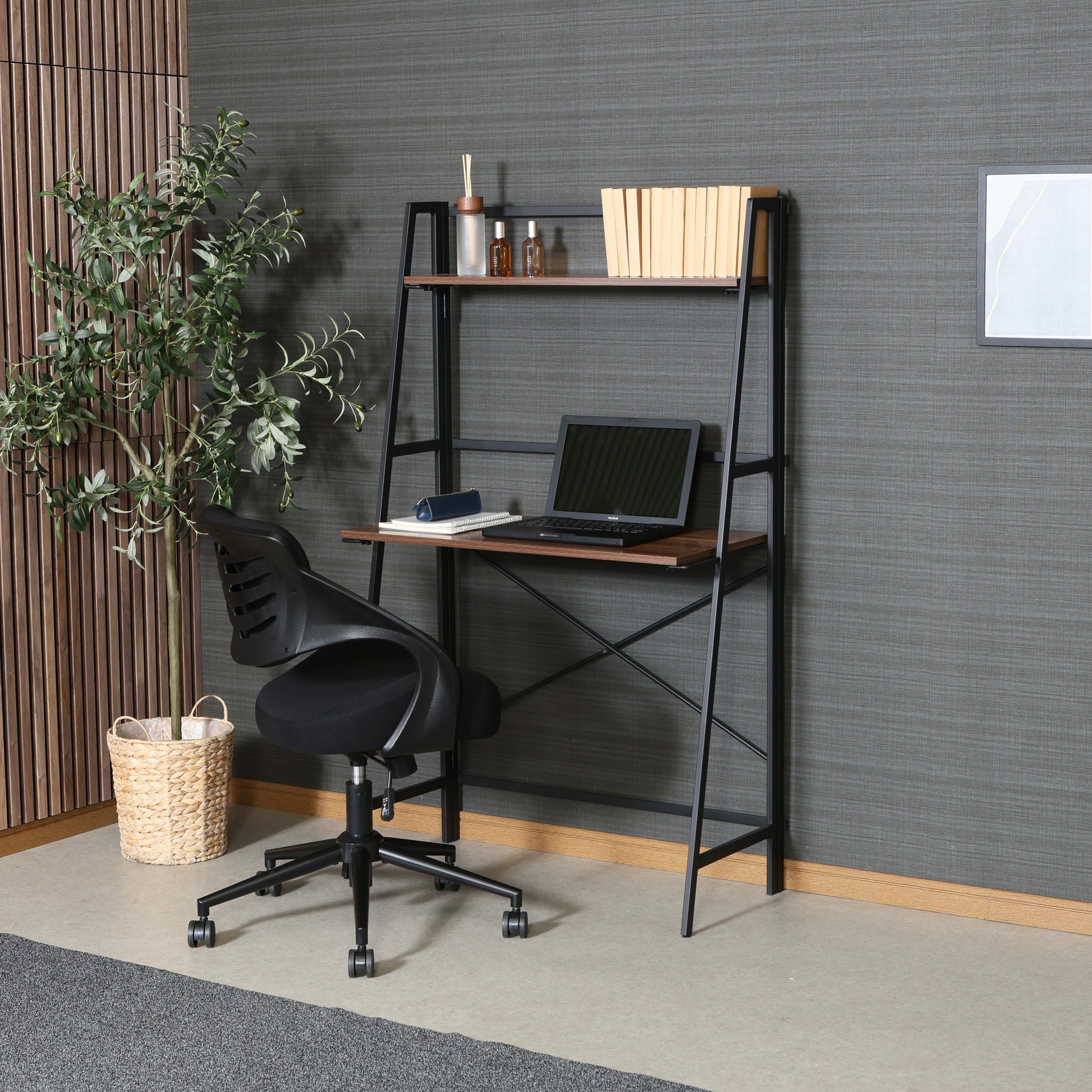 収納棚が付いた折りたたみ式のデスクにパソコンや本が置かれている様子