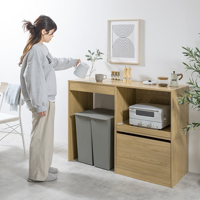 ゴミ箱上を活用できるタイプのキッチンラッを作業台として使っている