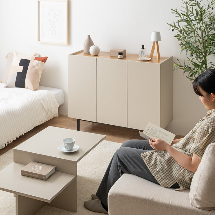 リビングに置かれた木目柄のバイカラーキャビネット