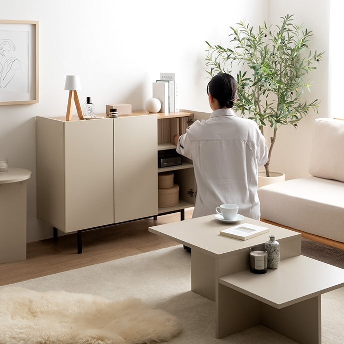 リビングに置かれた木目柄のバイカラーキャビネット