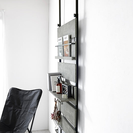 グレーの突っ張りディスプレイラック