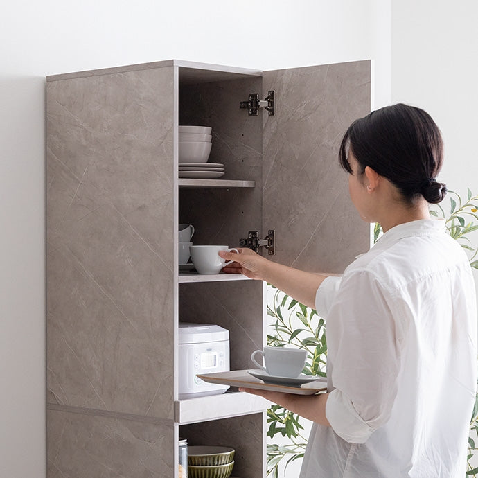 グレーの隙間キッチンボード