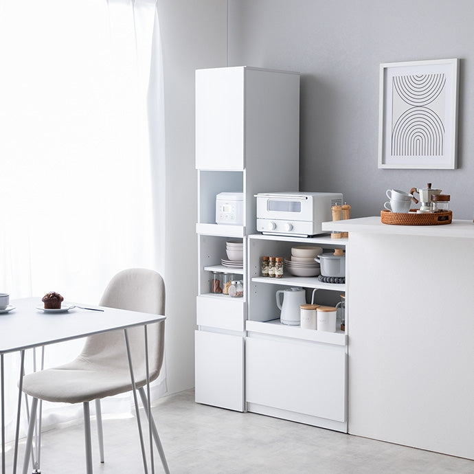 ダイニングに置かれたホワイトの隙間キッチンボード