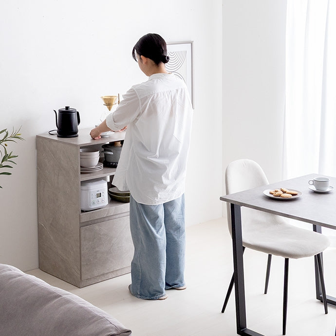 コンパクトなサイズ感のシンプルなキッチンラックが置かれている