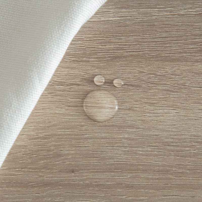 キャビネットの表面に水滴が垂れている