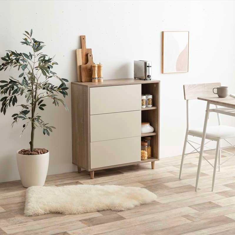 リビングに置かれた引き出し付きのキャビネット