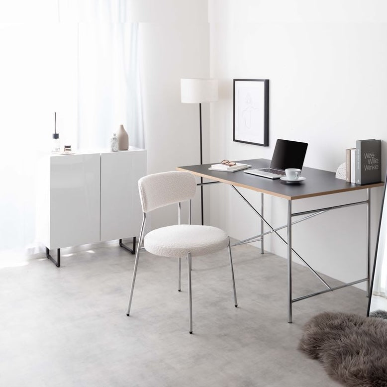 ホワイトのもこもこな素材のダイニングチェアをデスクチェアとして置いている様子